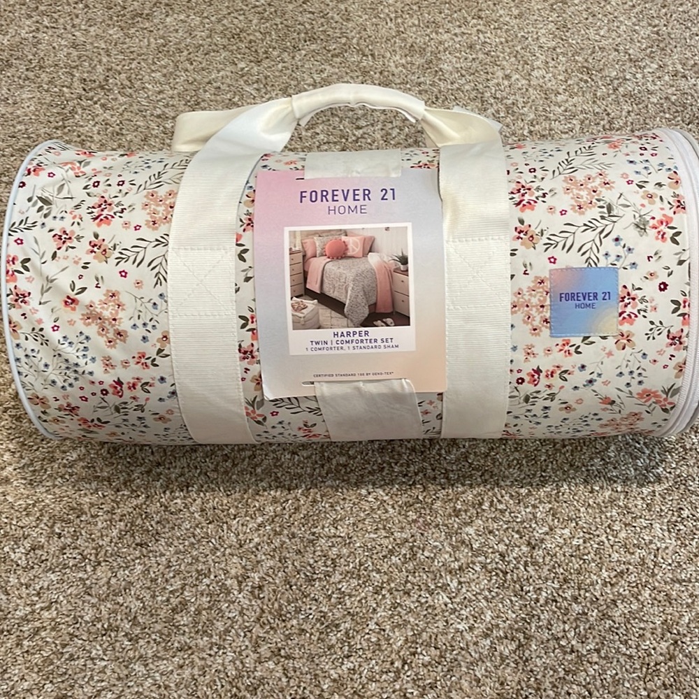 Forever 21 twin floral comforter